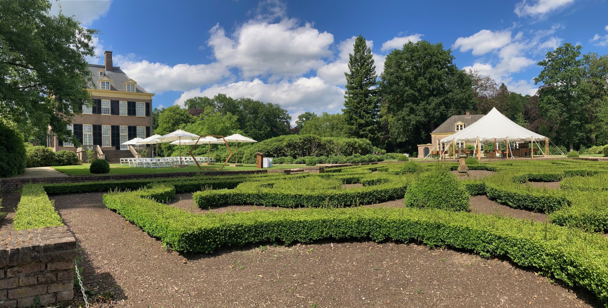 Tentenwerk Parasols En Witte Sailcloth Tent Op Landgoed