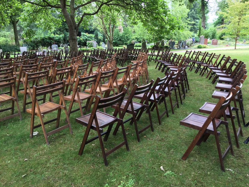 tentenwerk vintage houten klapstoelen ronde opstelling tentenwerk vintage houten klapstoelen ronde opstelling