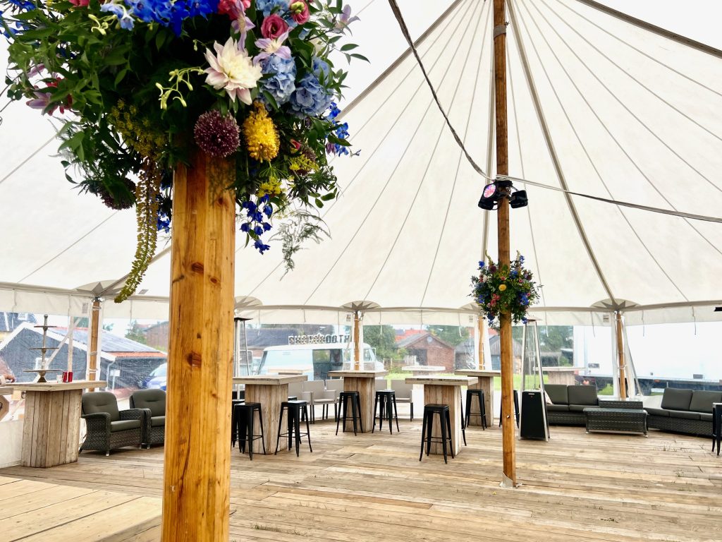 Tentenwerk witte sailcloth tent interieur bloemen Tentenwerk Witte Sailcloth Tent Interieur Bloemen 1024x768